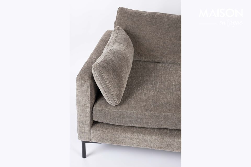 Dieses geräumige Sofa mit einer Länge von 335 cm bietet reichlich Platz