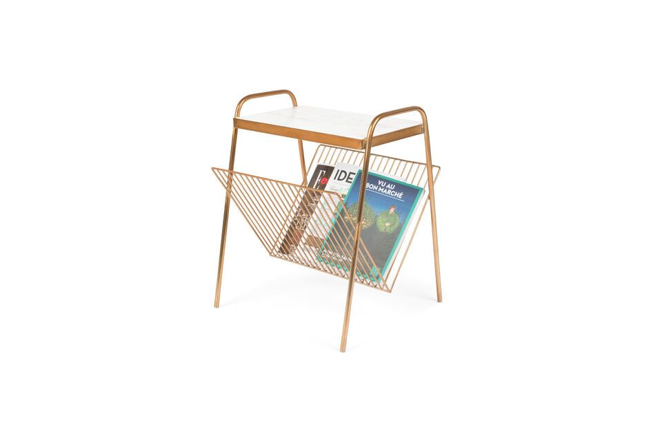 Der 43 cm x 40 cm x 52 cm große Beistelltisch Tidy aus goldfarbenem Marmor vereint Funktionalität