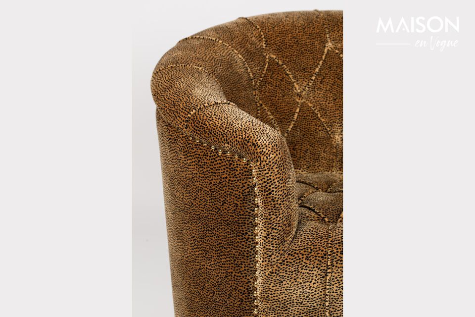 Mit seiner weichen Polstersitzfläche und dem vom Leoparden inspirierten Muster ist dieses Sofa