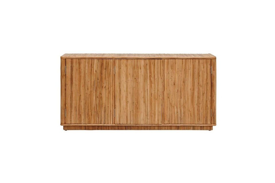 Rattan ist für seine Langlebigkeit und Leichtigkeit bekannt und macht dieses Sideboard zu einer