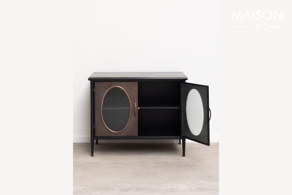 Das kupferfarbene Barrow Metal Sideboard ist nicht nur ein attraktives Dekorationsobjekt; es ist