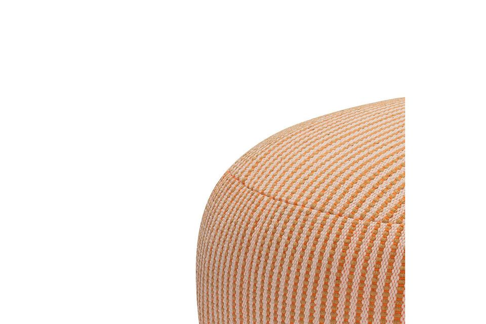 Der orangefarbene Baumwollpouf Mochi ist die neueste Ergänzung unserer Serie und bietet eine