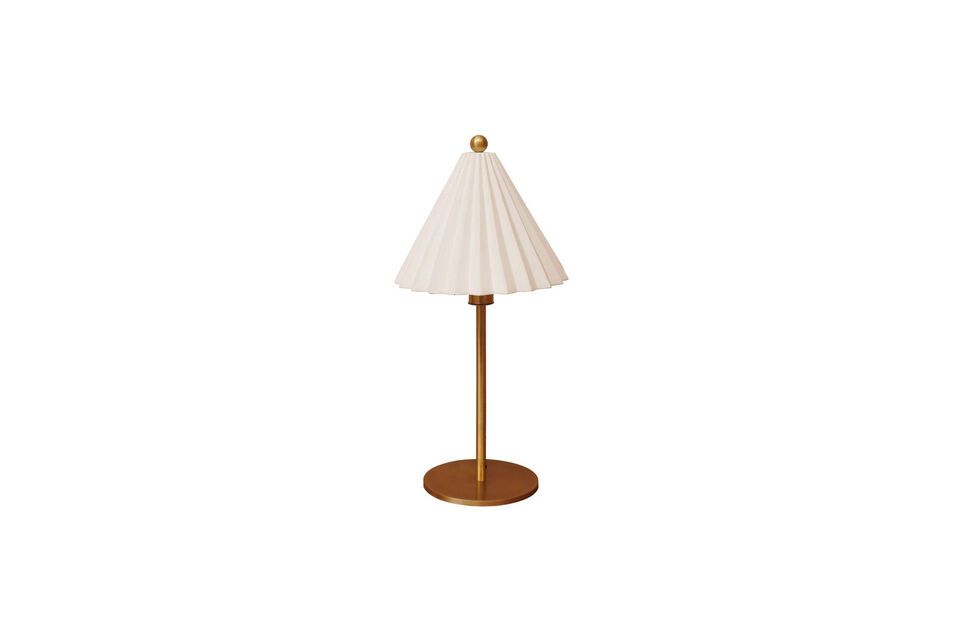 Die aus Eisen gefertigte Lampe vereint Haltbarkeit und Stil mit einem goldenen Finish