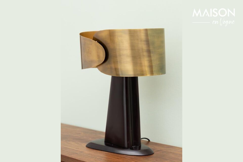 Verbinden Sie Stil und Funktion mit unserer schwarz-goldenen Designerlampe.