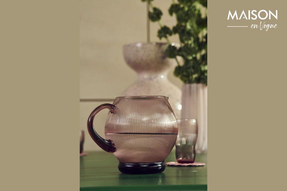 Diese Vase im modernen Retro-Design passt dank ihrer subtilen Farbe und ihrer einzigartigen Form