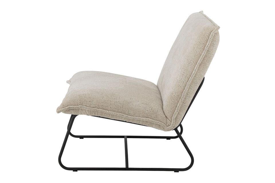 Der Cape Lounge Chair verspricht mit seinem weichen und einladenden Schlingenstoffbezug einen